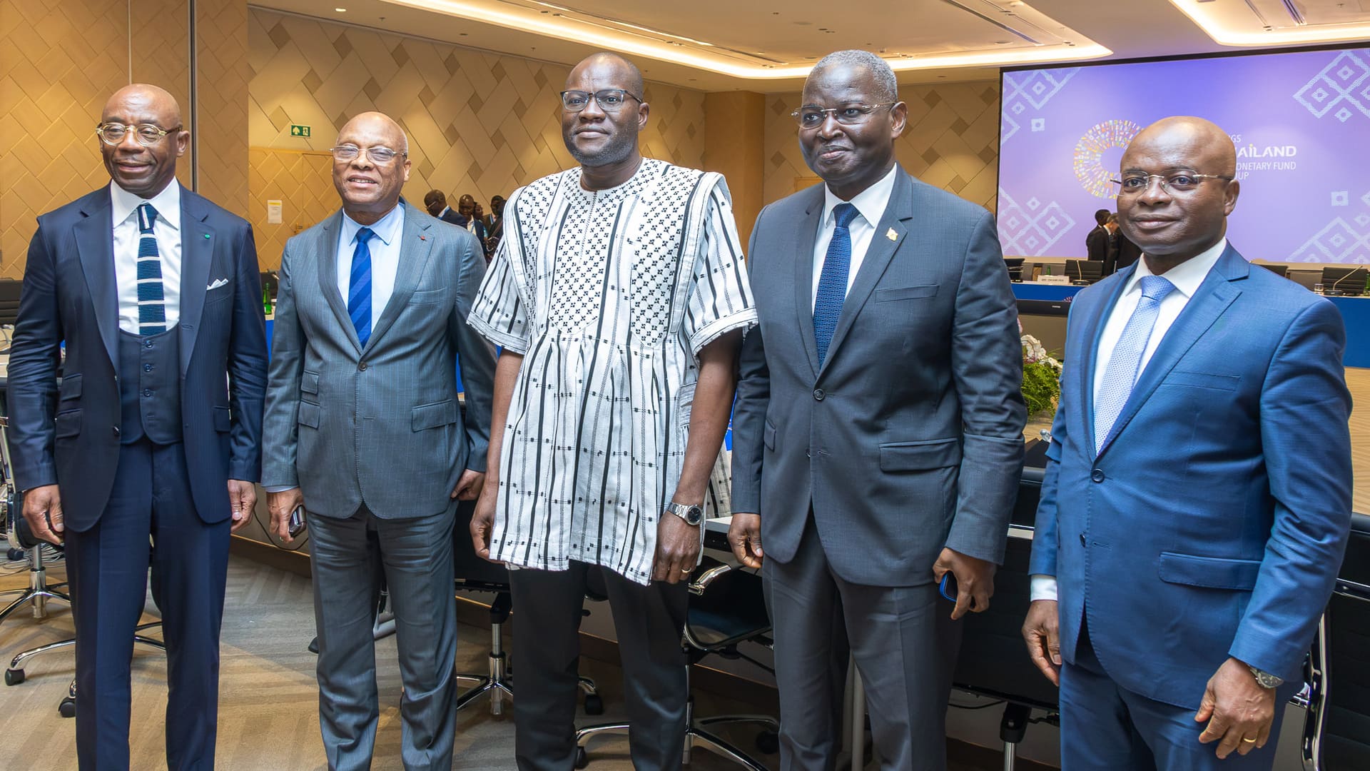De la gauche vers la droite : Serge Ekué, Président de la Banque Ouest Africaine de Développement (BOAD) ; Jean-Claude Kassi Brou, Gouverneur de la Banque Centrale des États de l’Afrique de l’Ouest (BCEAO) ; Aboubakar Nacanabo, Ministre de l’Économie et des Finances du Burkina Faso, Président du Conseil des Ministres de l’UEMOA ; Abdoulaye Diop, Président de la Commission de l’UEMOA ; et Kossi Tenou, Président de l’Autorité des Marchés Financiers de l’UMOA (AMF-UMOA)
