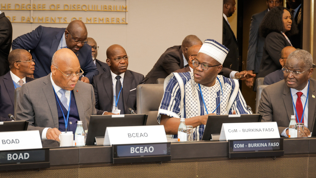 Rencontre de haut niveau entre les Autorités de l’UEMOA et le Département Afrique du FMI à Washington À l’occasion des Assemblées Annuelles 2025 du Fonds Monétaire International (FMI) et du Groupe de la Banque Mondiale, le Gouverneur de la BCEAO, Monsieur Jean-Claude Kassi Brou, a pris part à une réunion de haut niveau entre les Autorités nationales et régionales de l’UEMOA et le Département Afrique du FMI. Cette rencontre traditionnelle, qui constitue  un cadre d’échanges privilégié entre les institutions partenaires, a permis de discuter sur les perspectives économiques de l’Union et les défis à relever pour préserver la stabilité macroéconomique et financière. Les discussions ont souligné la solidité de la croissance dans l’Union, le recul progressif de l’inflation et le bon niveau des réserves de change, signes de la résilience des économies de l’UEMOA. Les échanges ont permis d’identifier plusieurs priorités pour renforcer la solidité des finances publiques et la stabilité du système financier dans l’Union. Elles portent notamment sur une mobilisation accrue des ressources intérieures, l’adoption d’un nouveau Pacte de convergence et de croissance, ainsi que le renforcement de la transparence dans la gestion et le suivi budgétaire.  Le dialogue entre le FMI et les Autorités de l’UEMOA a permis de partager une vision commune, à savoir : assurer une croissance durable, maîtriser les vulnérabilités et consolider la résilience économique de la région.