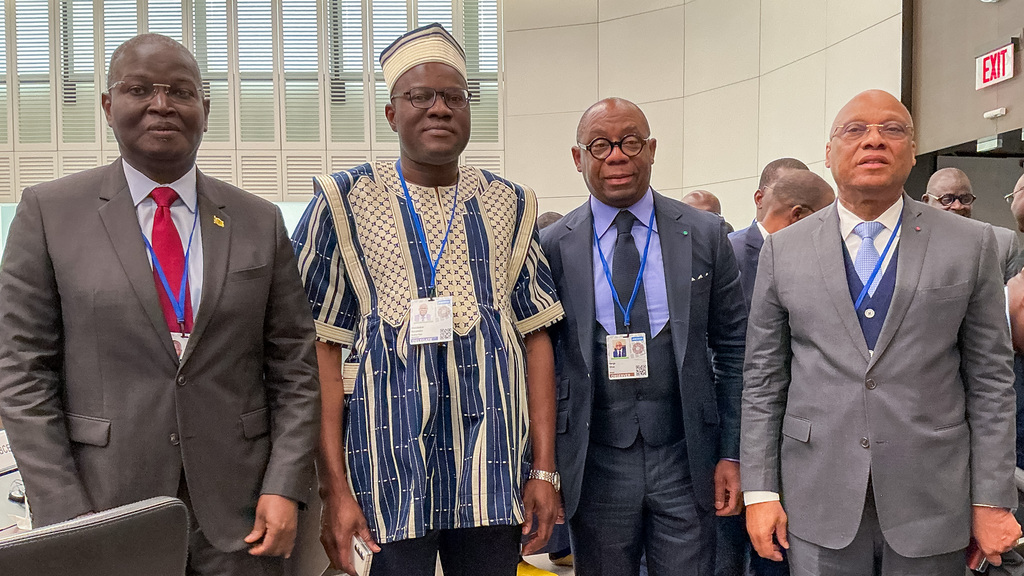 Rencontre de haut niveau entre les Autorités de l’UEMOA et le Département Afrique du FMI à Washington À l’occasion des Assemblées Annuelles 2025 du Fonds Monétaire International (FMI) et du Groupe de la Banque Mondiale, le Gouverneur de la BCEAO, Monsieur Jean-Claude Kassi Brou, a pris part à une réunion de haut niveau entre les Autorités nationales et régionales de l’UEMOA et le Département Afrique du FMI. Cette rencontre traditionnelle, qui constitue  un cadre d’échanges privilégié entre les institutions partenaires, a permis de discuter sur les perspectives économiques de l’Union et les défis à relever pour préserver la stabilité macroéconomique et financière. Les discussions ont souligné la solidité de la croissance dans l’Union, le recul progressif de l’inflation et le bon niveau des réserves de change, signes de la résilience des économies de l’UEMOA. Les échanges ont permis d’identifier plusieurs priorités pour renforcer la solidité des finances publiques et la stabilité du système financier dans l’Union. Elles portent notamment sur une mobilisation accrue des ressources intérieures, l’adoption d’un nouveau Pacte de convergence et de croissance, ainsi que le renforcement de la transparence dans la gestion et le suivi budgétaire.  Le dialogue entre le FMI et les Autorités de l’UEMOA a permis de partager une vision commune, à savoir : assurer une croissance durable, maîtriser les vulnérabilités et consolider la résilience économique de la région.