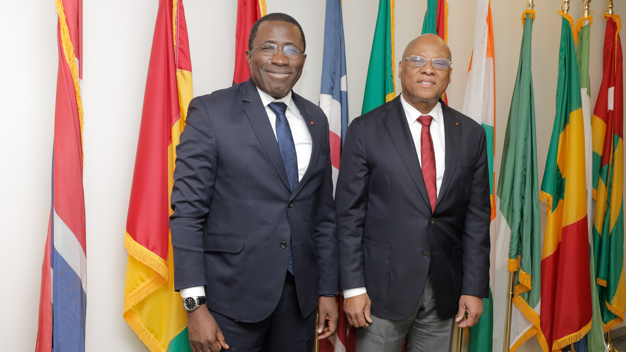 L’Administrateur au Fonds monétaire international(FMI) Monsieur Wautabouna OUATTARA (à gauche) et le Gouverneur de la BCEAO Monsieur Jean-Claude Kassi Brou (à droite)