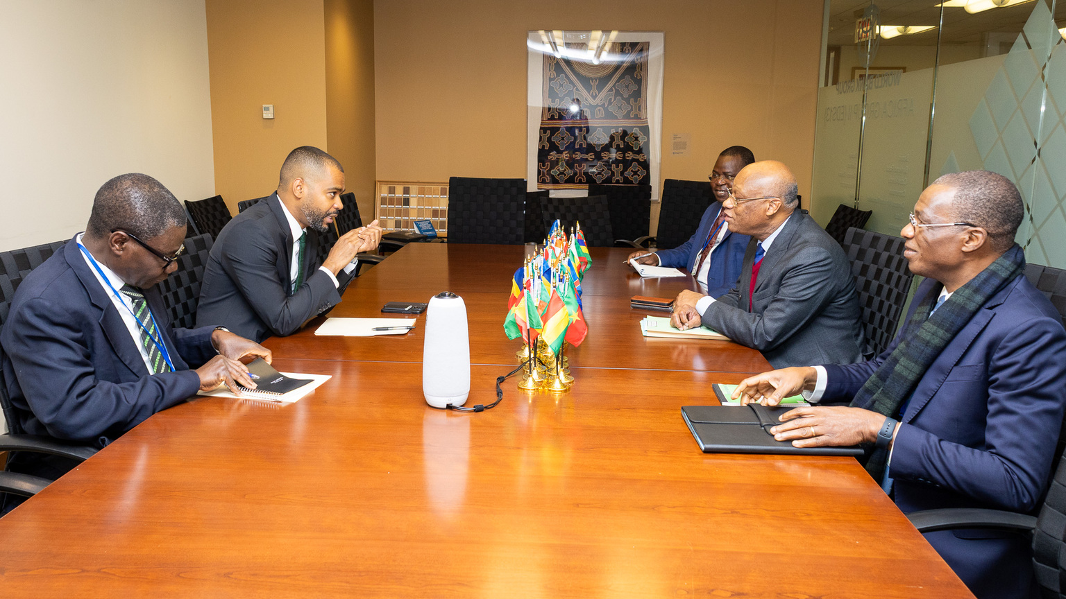 Rencontre entre le Gouverneur de la BCEAO, Monsieur Jean-Claude Kassi Brou, et l’Administrateur représentant les pays de l’UEMOA au Conseil d’Administration de la Banque Mondiale, Monsieur Harold Tavares