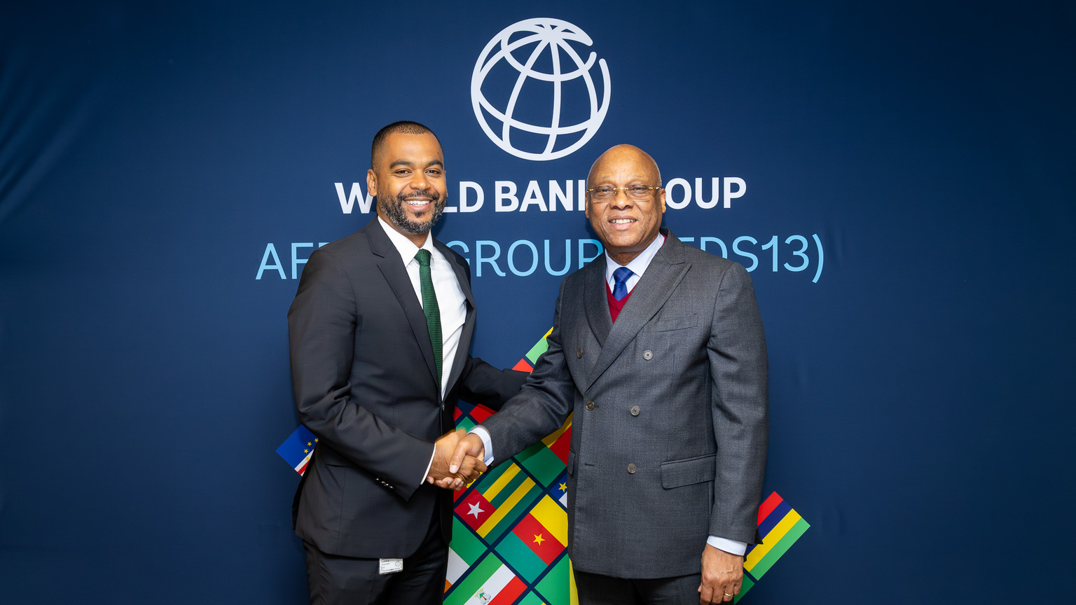 Poignée de main entre l’Administrateur représentant les pays de l’UEMOA au Conseil d’Administration de la Banque Mondiale, Monsieur Harold Tavares, et le Gouverneur de la BCEAO, Monsieur Jean-Claude Kassi Brou