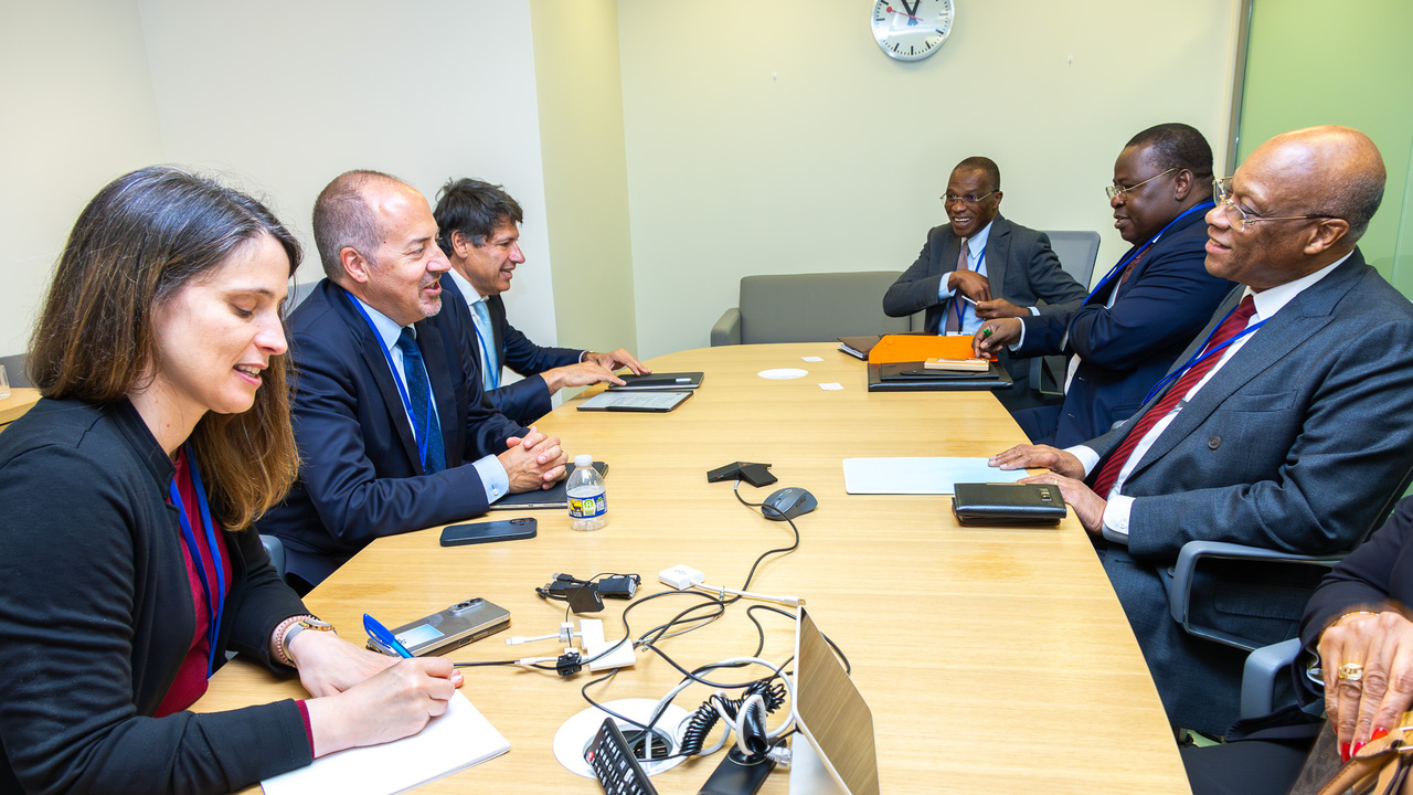 Séance de travail entre le Gouverneur de la BCEAO, Monsieur Jean-Claude Kassi BROU, et le Gouverneur de la Banque du Portugal, Monsieur Álvaro Santos PEREIRA