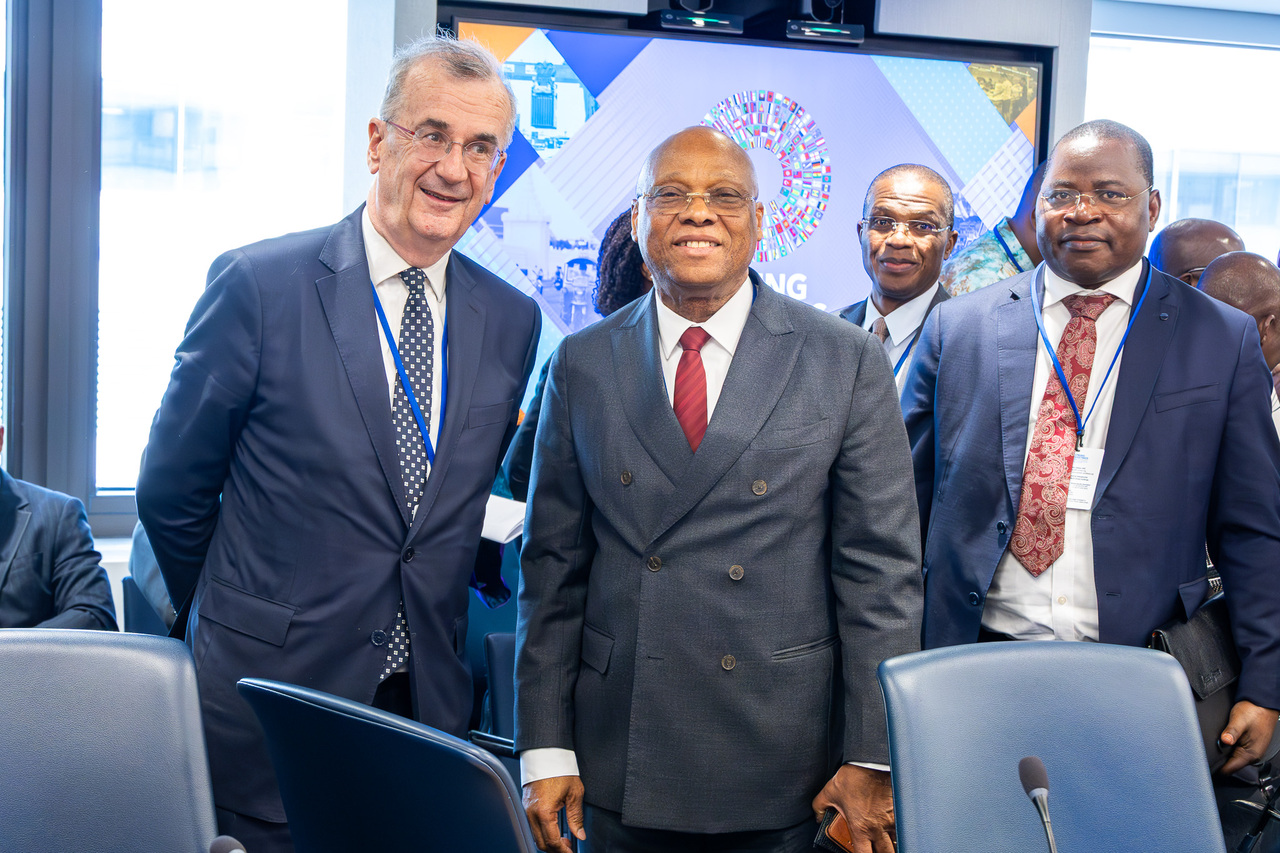 Le Gouverneur de la BCEAO, Jean-Claude Kassi Brou (à droite), et le Gouverneur de la Banque de France, François Villeroy de Galhau (à gauche)