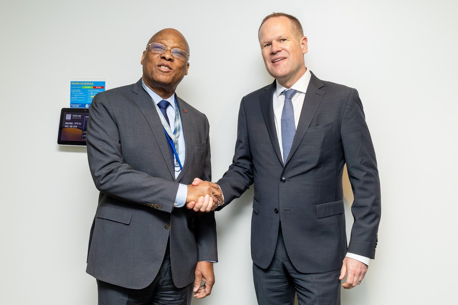 Poignée de main entre le Gouverneur de la BCEAO et le Sous-Secrétaire Adjoint pour le Moyen-Orient et l’Afrique au Département du Trésor américain, Monsieur Eric Meyer