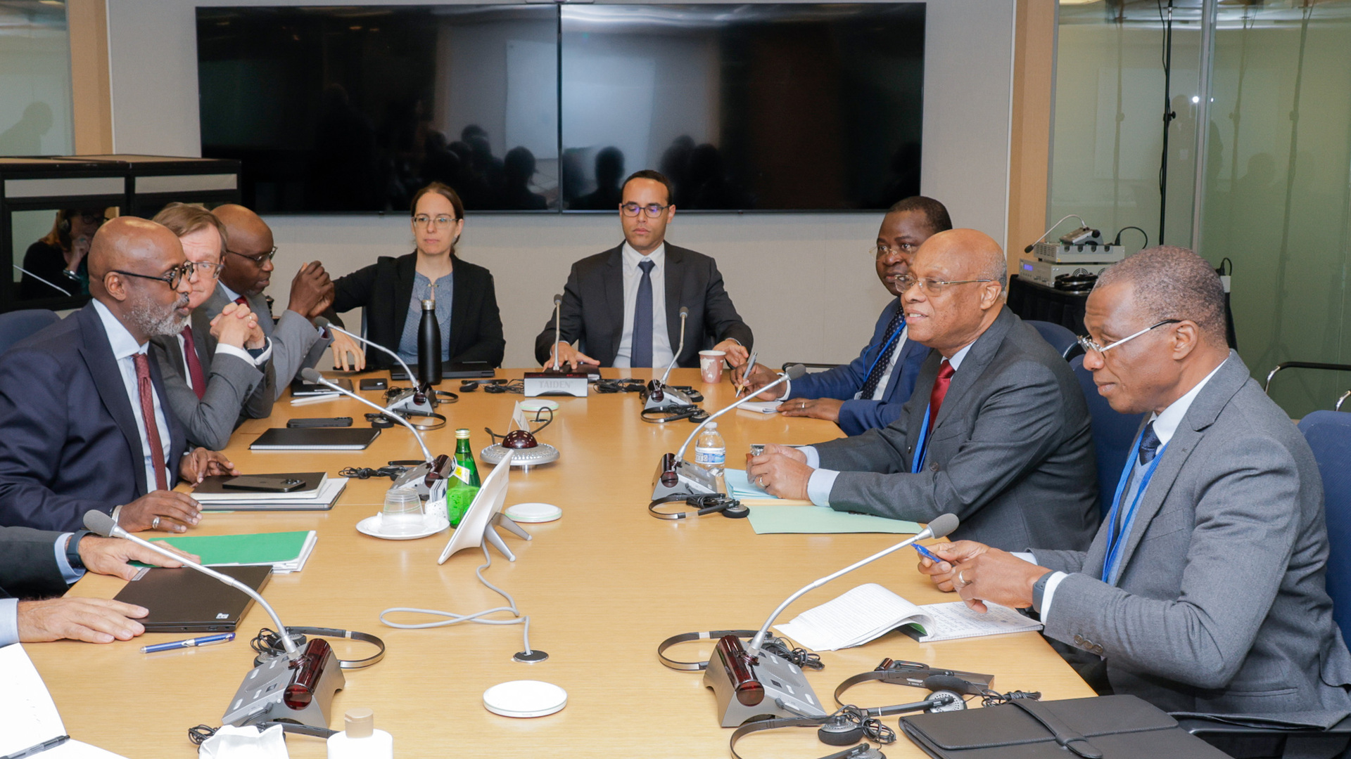 Séance de travail entre le Gouverneur de la BCEAO, Monsieur Jean-Claude Kassi Brou, et le Directeur du Département Afrique du FMI, Monsieur Abebe Selassie, à Washington D.C