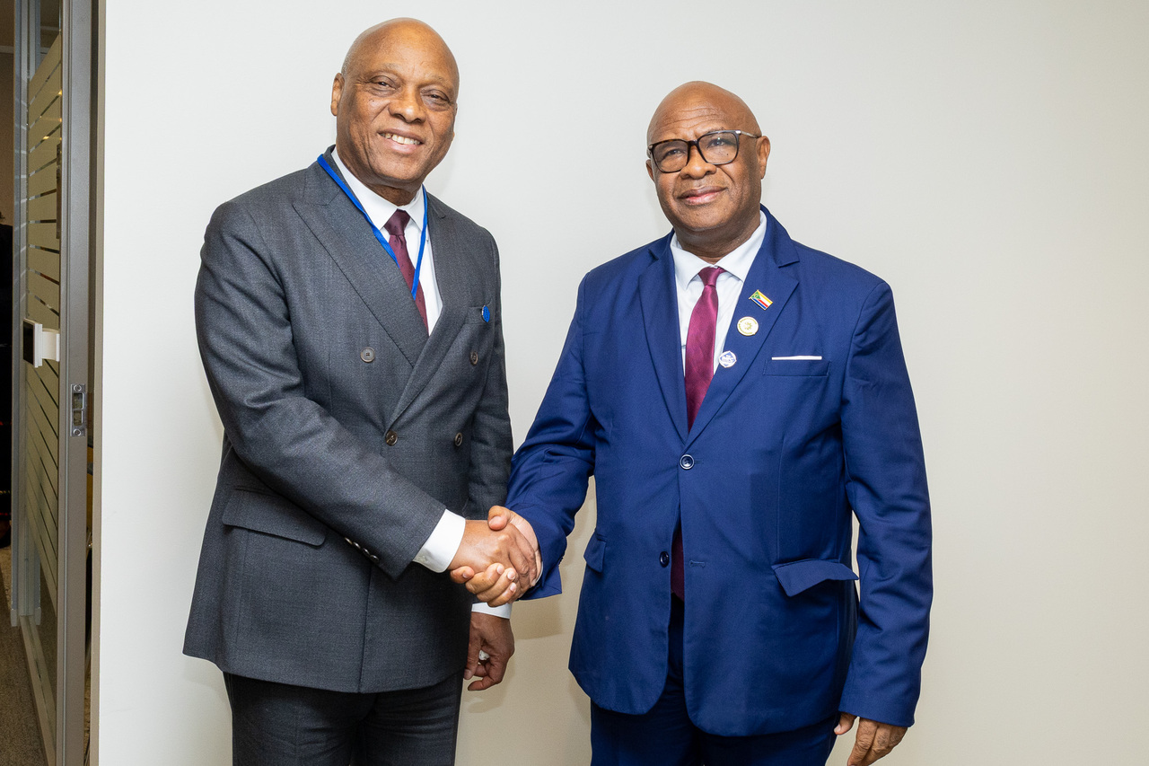 Poignée de main entre le Gouverneur de la BCEAO, Monsieur Jean-Claude Kassi Brou, et le Gouverneur de la Banque Centrale des Comores, Dr Younoussa Imani