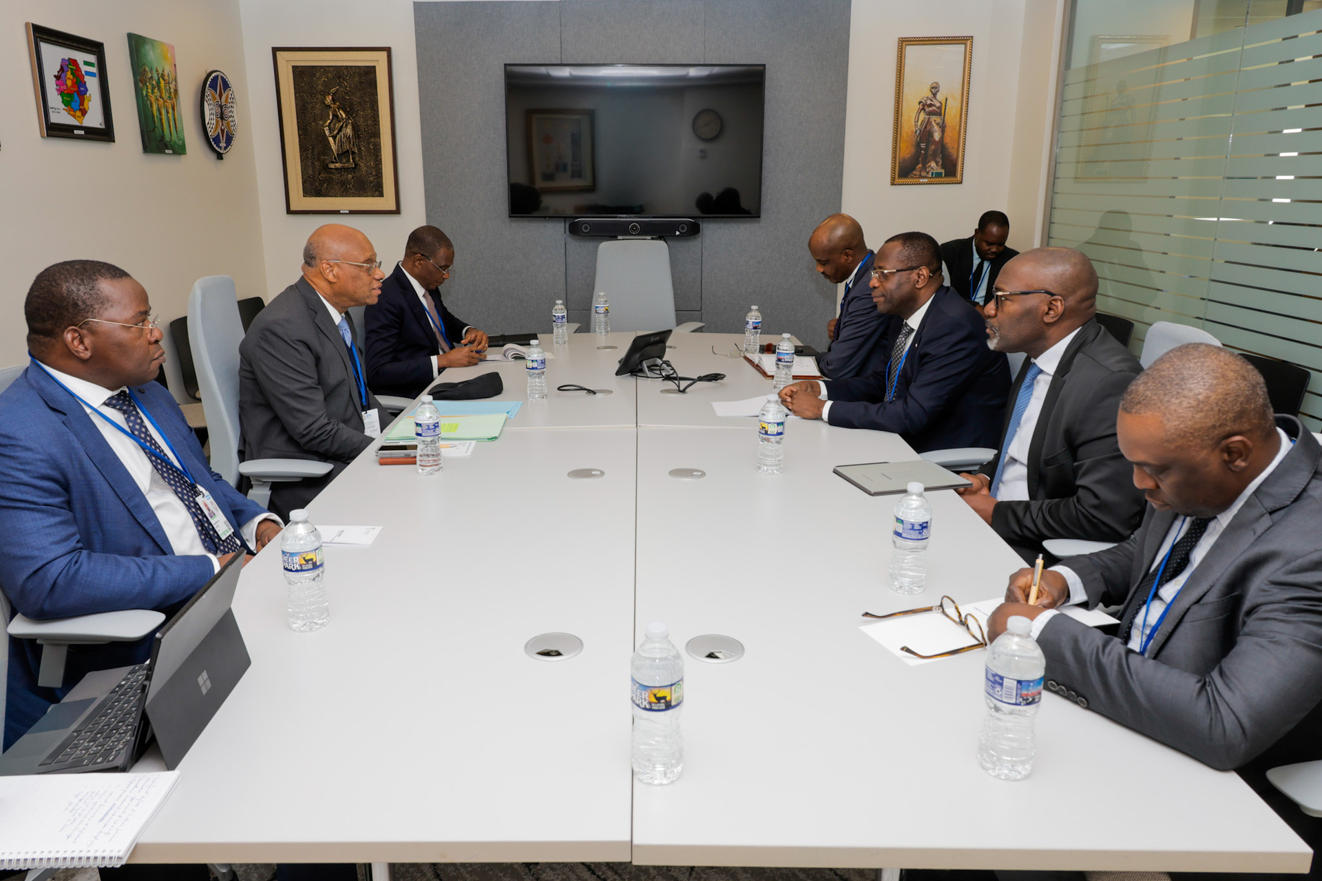 C:\Users\cldiogoul\Downloads\Rencontre entre la BCEAO et la BEAC en marge des Assemblées Annuelles du FMI et de la Banque Mondiale