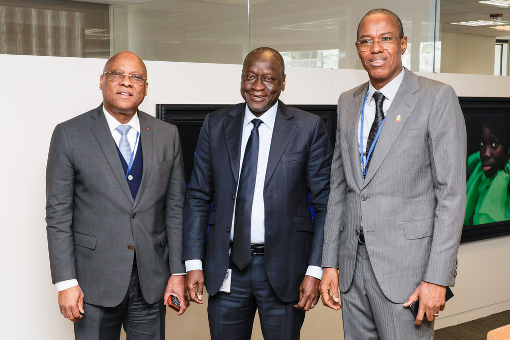 De droite à gauche : Monsieur Alousséni Sanou, Ministre de l’Economie et des Finances de la République du Mali ; Monsieur Ousmane Diagana, Vice-Président de la Banque Mondiale pour l’Afrique de l’Ouest et du Centre ; Monsieur Jean‑Claude Kassi Brou, Gouverneur de la BCEAO