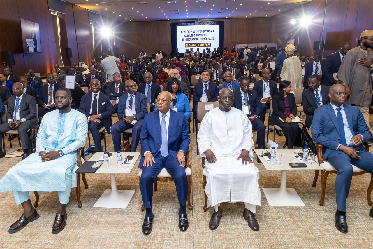 De la droite vers la gauche : Monsieur Abdourahmane Sarr, Ministre de l’Economie, du Plan et de la Coopération de la République du Sénégal, Monsieur Cheikh Diba, Ministre des Finances et du Budget de la République du Sénégal, Monsieur Jean Claude Kassi Brou, Gouverneur de la BCEAO et Monsieur Mouhamadou Seck, Directeur de Cabinet représentant le Ministre de la Communication, des Télécommunications et du Numérique de la République du Sénégal, Monsieur Alioune Sall