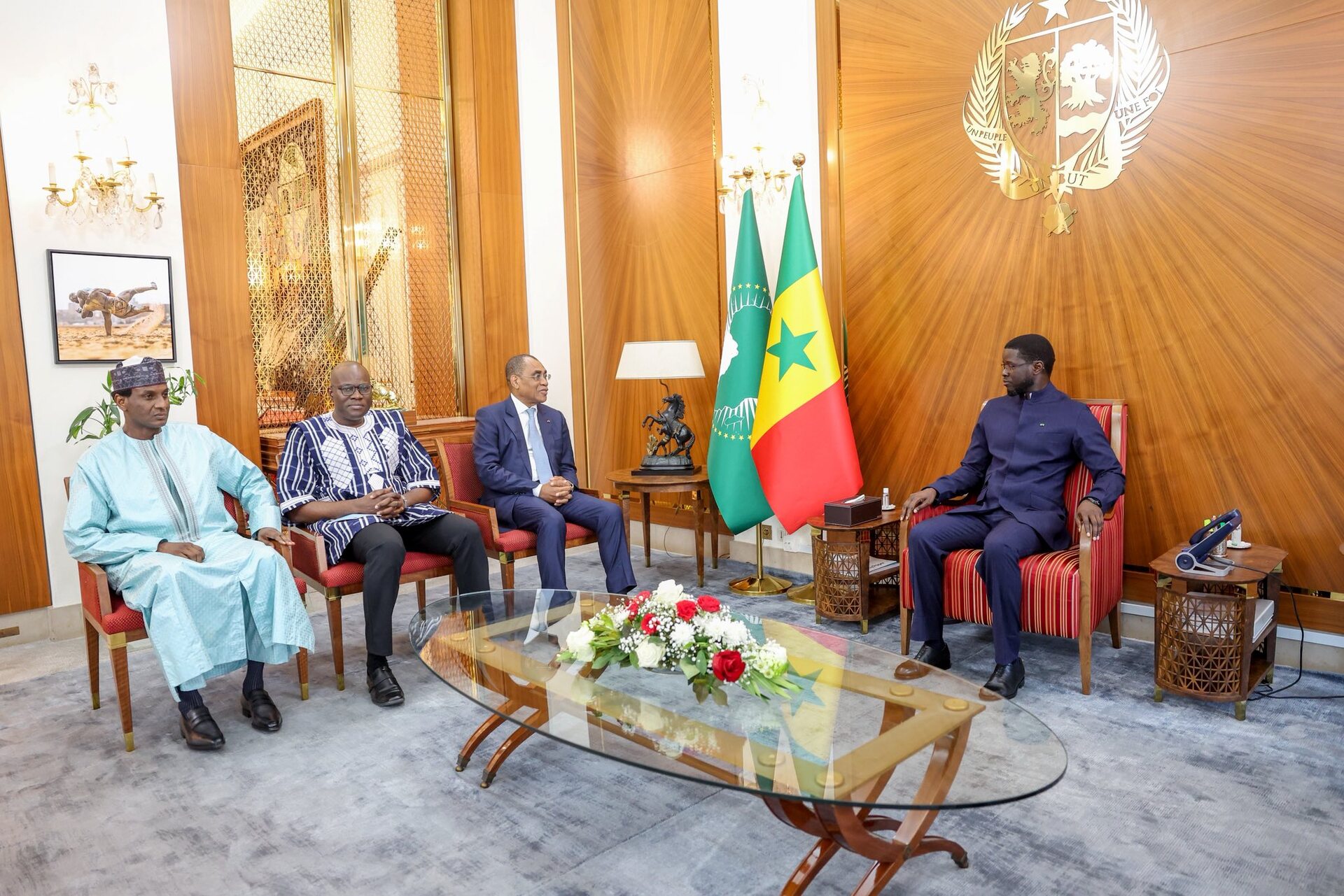 Le Président de la République du Sénégal, Son Excellence Monsieur Bassirou Diomaye Faye, (à droite) recevant : de la gauche vers la droite, M. Ali Lamine ZEINE, Premier Ministre et Ministre de l’Economie et des Finances du Niger, Aboubacar NACANABO, Ministre de l’Economie et des Finances du Burkina Faso (nouveau Président du Conseil), Adama COULIBALY, Ministre des Finances et du Budget de la République de Côte d’Ivoire (Président sortant du Conseil)