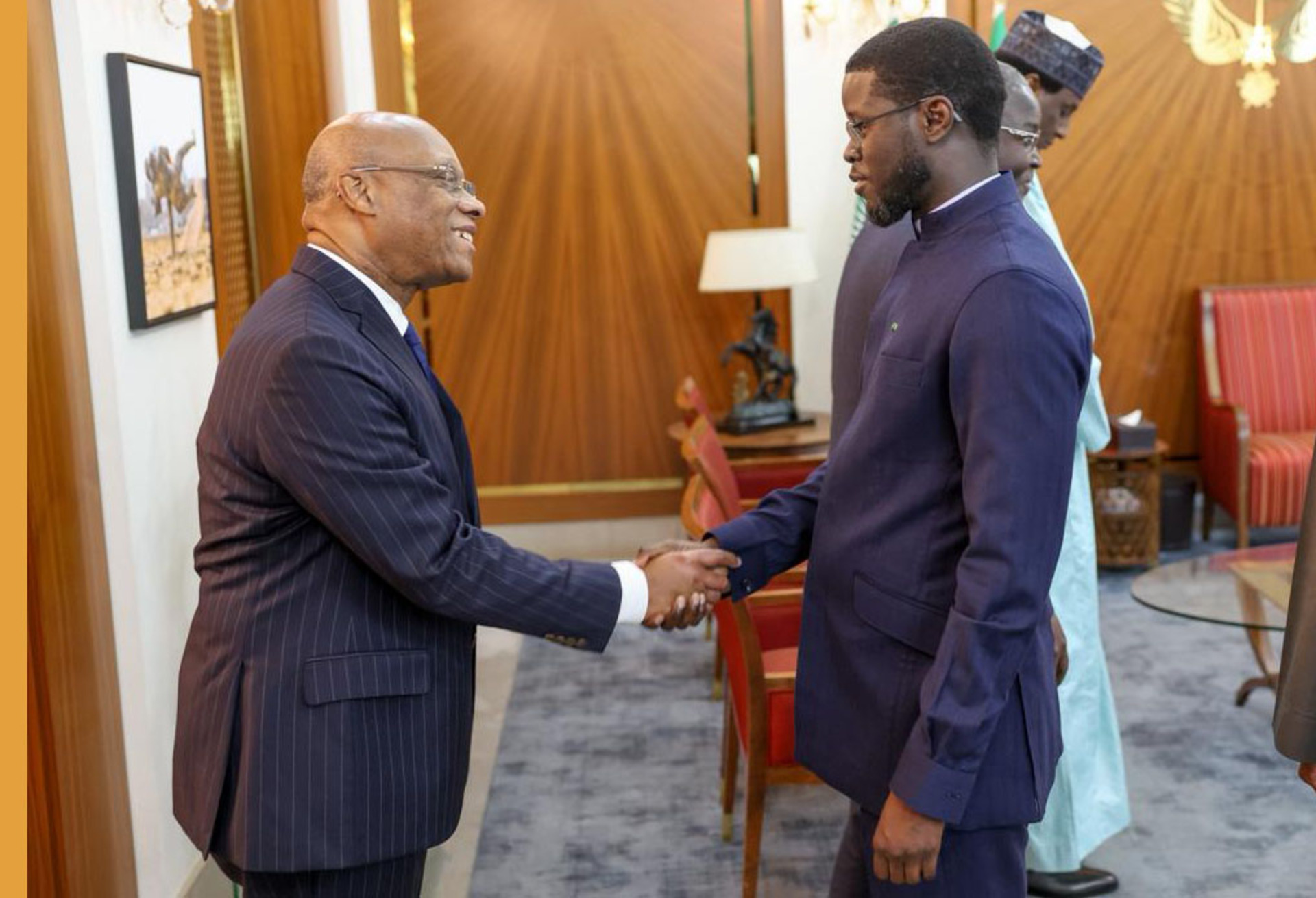 Poignée de main entre le Président Bassirou Diomaye FAYE et le Gouverneur de la BCEAO, Monsieur Jean-Claude Kassi BROU