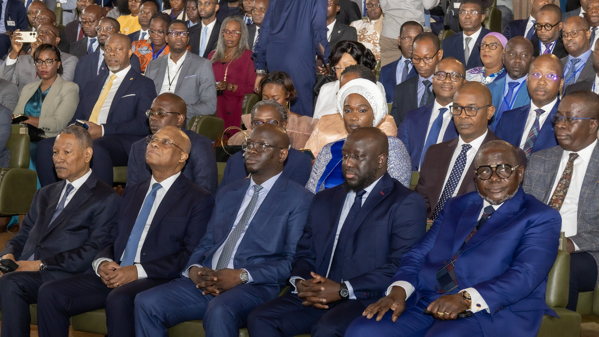 De gauche à droite : M. Mamadou DIOP, Vice-Gouverneur de la BCEAO, M. Jean-Claude Kassi BROU, Gouverneur de la BCEAO, M. Cheikh DIBA, Ministre des Finances et du Budget de la République du Sénégal, M. Alioune SALL, Ministre de la Communication, des Télécommunications et du Numérique de la République du Sénégal et M. Der Rogation PODA, Vice-Gouverneur de la BCEAO