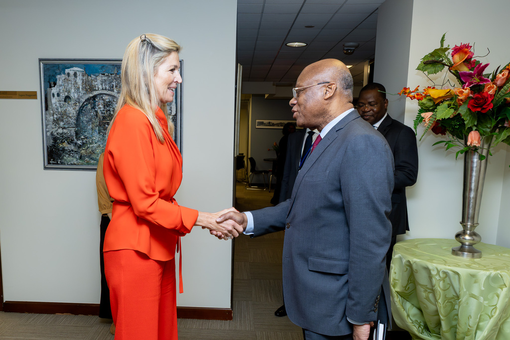 Poignée de main entre le Gouverneur Jean-Claude Kassi Brou et Sa Majesté la Reine Máxima des Pays-Bas