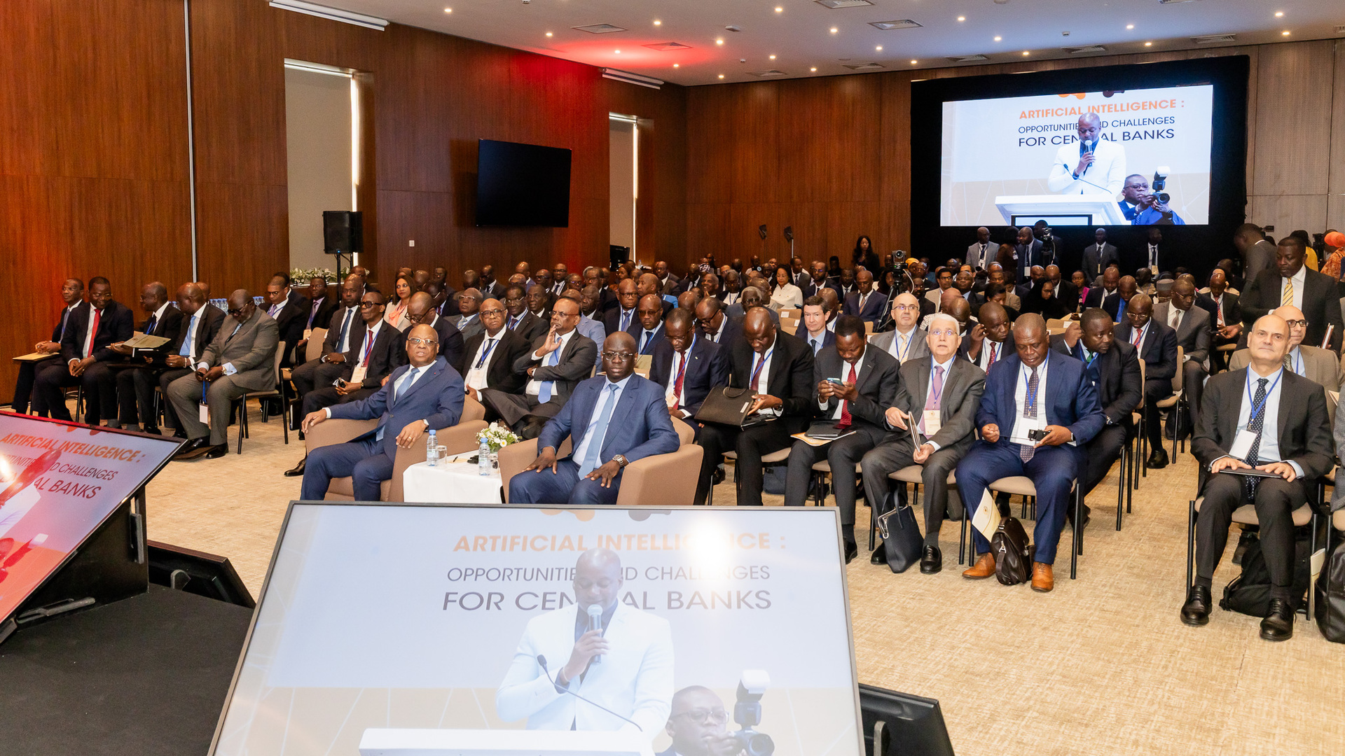 Vue partielle de la salle