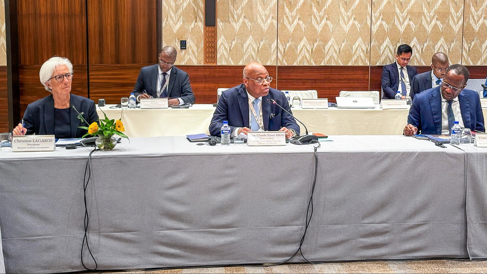 Le Gouverneur de la BCEAO avec à sa droite Madame Christine LAGARDE, Présidente de la Banque Centrale Européenne (BCE) et à sa gauche Monsieur Yvon Sana BANGUI, Gouverneur de la Banque des Etats de l'Afrique Centrale (BEAC)