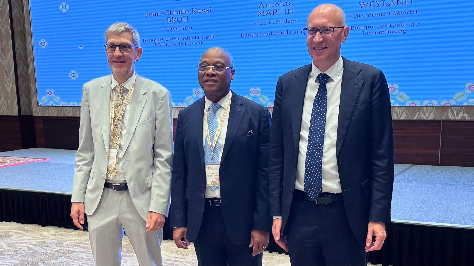 Le Gouverneur de la BCEAO avec les orateurs de la table ronde 5 : à sa gauche Monsieur Antoine MARTIN, Vice-Président de la Banque Nationale Suisse, et à sa droite Monsieur Roland WEYLAND, Directeur exécutif à la Banque centrale du Luxembourg