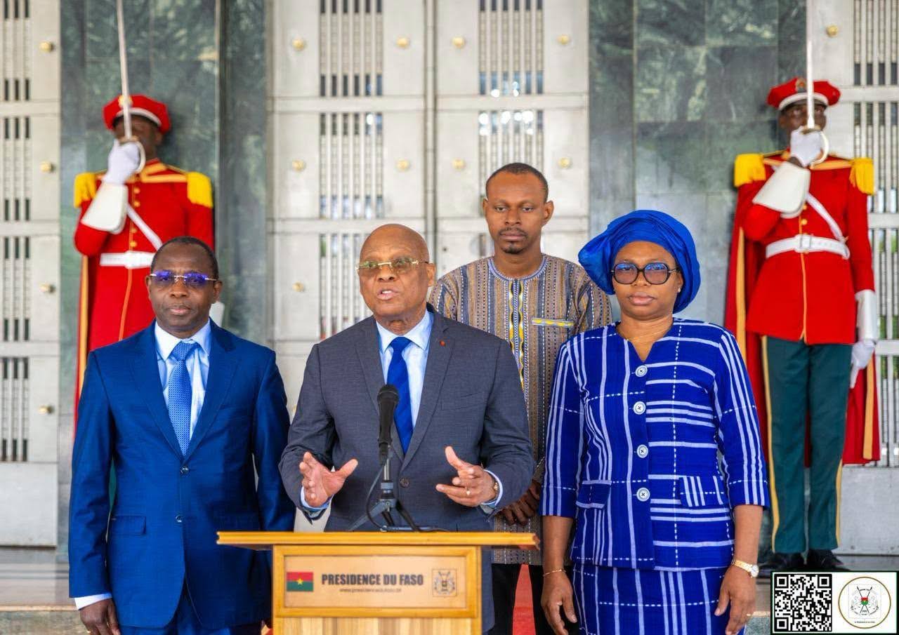 Le Gouverneur de la Banque Centrale des Etats de l’Afrique de l’Ouest (BCEAO), Monsieur Jean-Claude Kassi BROU, a été reçu en audience, ce lundi 22 juin 2026, à Ouagadougou, par le Chef de l’Etat burkinabè, le Capitaine Ibrahim TRAORÉ. Cette rencontre a été l'occasion pour le Gouverneur de dresser un bilan de la situation économique, monétaire et financière de l'Union, et de mettre en lumière les performances enregistrées par l'économie Burkinabè. À cette occasion, Monsieur Jean-Claude Kassi BROU a souligné que l’Union évolue dans un contexte marqué par une dynamique favorable, soutenue par la poursuite de la croissance économique et la maîtrise des pressions inflationnistes. Il a salué la résilience de l’économie du Burkina Faso qui affiche des résultats encourageants, malgré un environnement international et régional marqué par de nombreuses incertitudes. Les échanges ont également porté sur le renforcement du réseau de la BCEAO au Burkina. Le Gouverneur a fait un point d’étape sur l’état d’avancement des principaux projets de l'Institut d’émission dans le pays. Au terme de l’audience, le Gouverneur a réaffirmé la disponibilité de la Banque Centrale à accompagner les Etats membres de l’Union dans la mise en œuvre de leurs politiques de développement économique et financier, pour une croissance durable et inclusive.