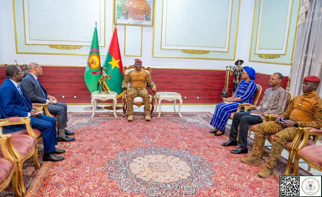 Le Président du Faso reçoit le Gouverneur de la BCEAO au Palais de la Présidence à Ouagadougou.