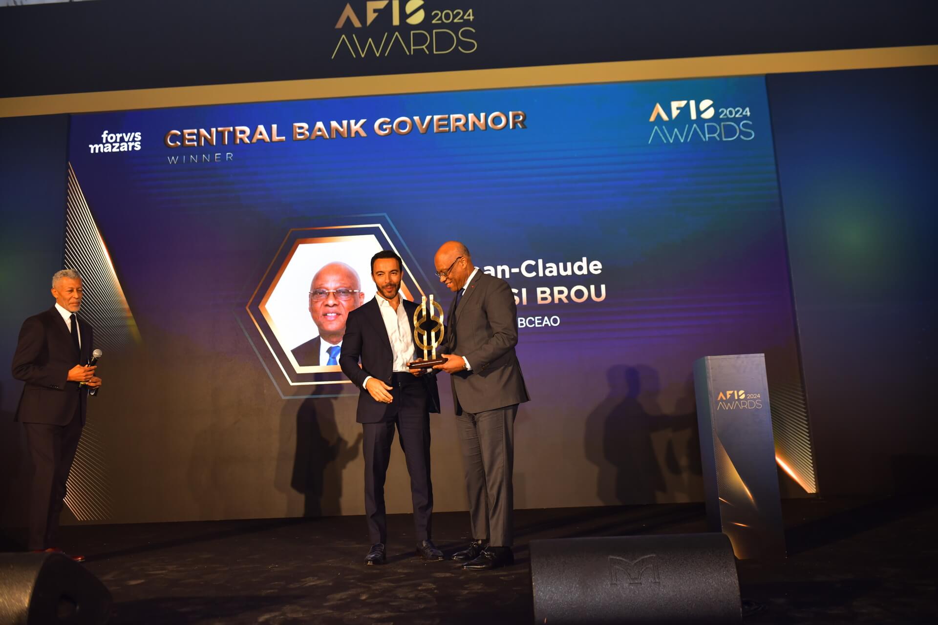 Le Gouverneur de la BCEAO, Jean-Claude Kassi BROU, reçoit le prestigieux prix du Gouverneur de Banque Centrale aux AFIS Awards 2024