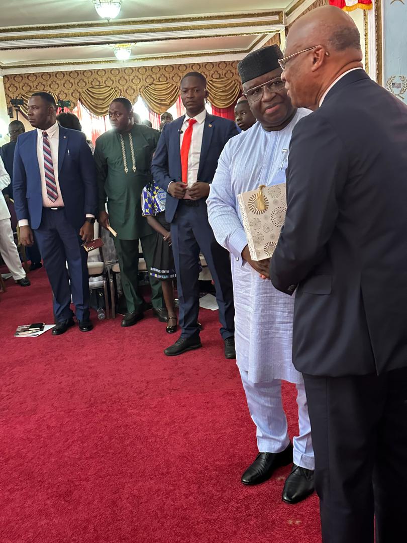 Le Gouverneur Jean-Claude Kassi BROU recevant son prix des mains de Son Excellence Julius Maada BIO, Président de la République de Sierra Leone et Président en exercice de la CEDEAO