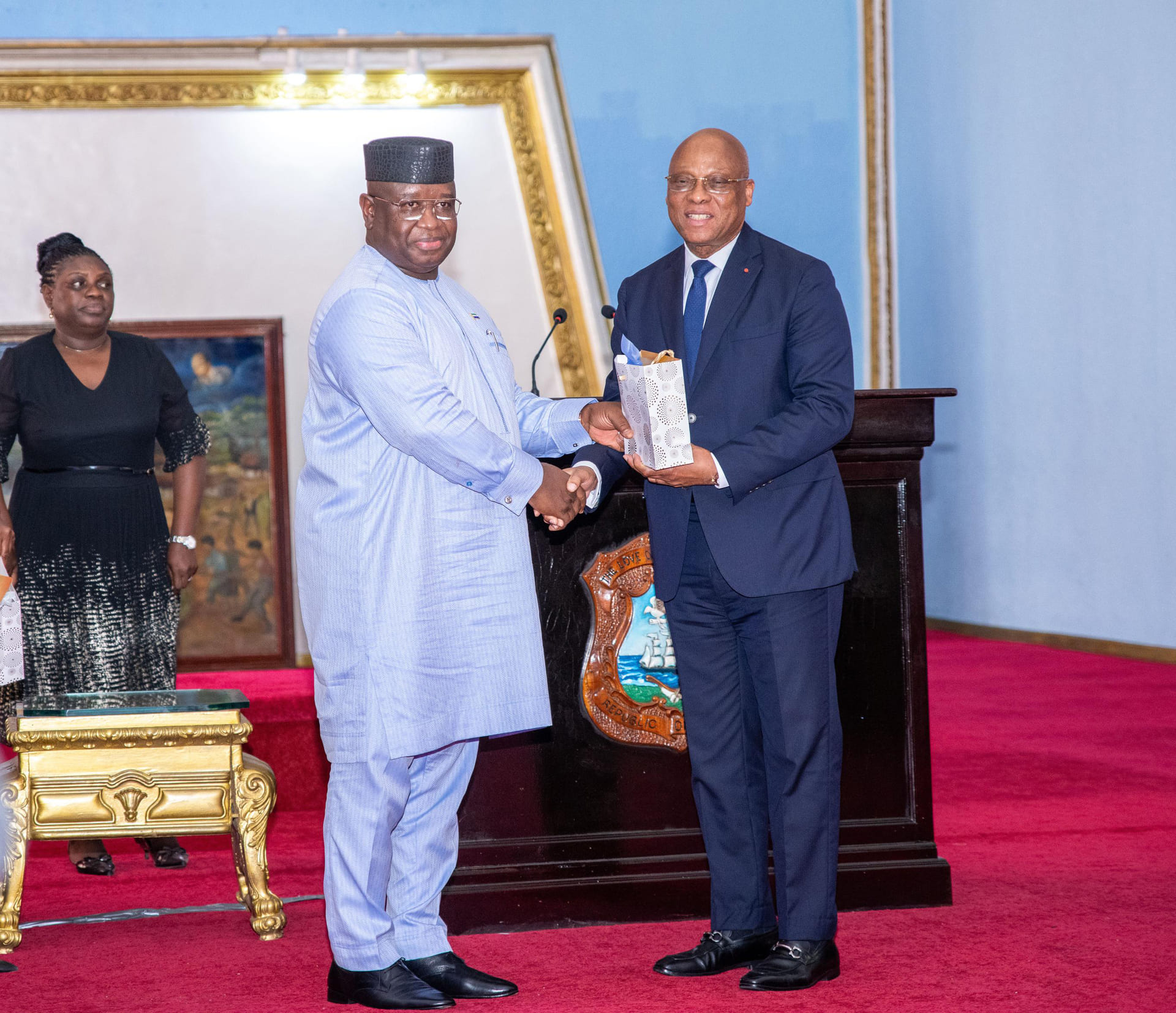 Le Gouverneur Jean-Claude Kassi BROU recevant son prix des mains de Son Excellence Julius Maada BIO, Président de la République de Sierra Leone et Président en exercice de la CEDEAO