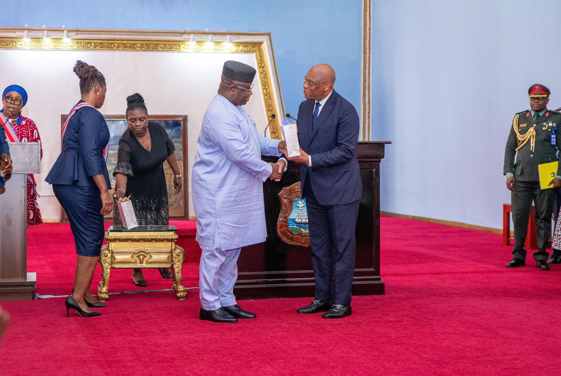 Le Gouverneur Jean-Claude Kassi BROU recevant son prix des mains de Son Excellence Julius Maada BIO, Président de la République de Sierra Leone et Président en exercice de la CEDEAO