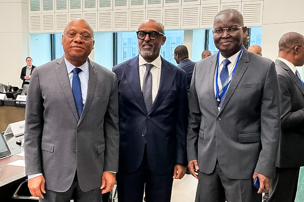 De gauche à droite, le Gouverneur de la BCEAO, Jean-Claude Kassi BROU, le Directeur du Département Afrique du Fonds Monétaire International (FMI), Abebe Selassie, et le Président de la Commission de l’UEMOA, Abdoulaye Diop