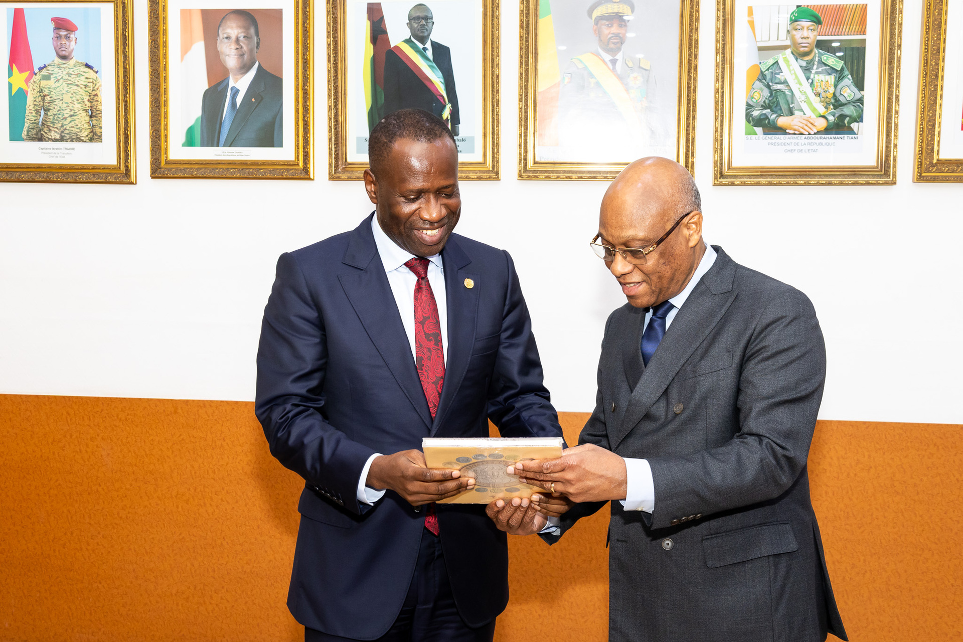 Le Gouverneur Jean-Claude Kassi Brou offrant un présent au Gouverneur Yvon Sana Bangui