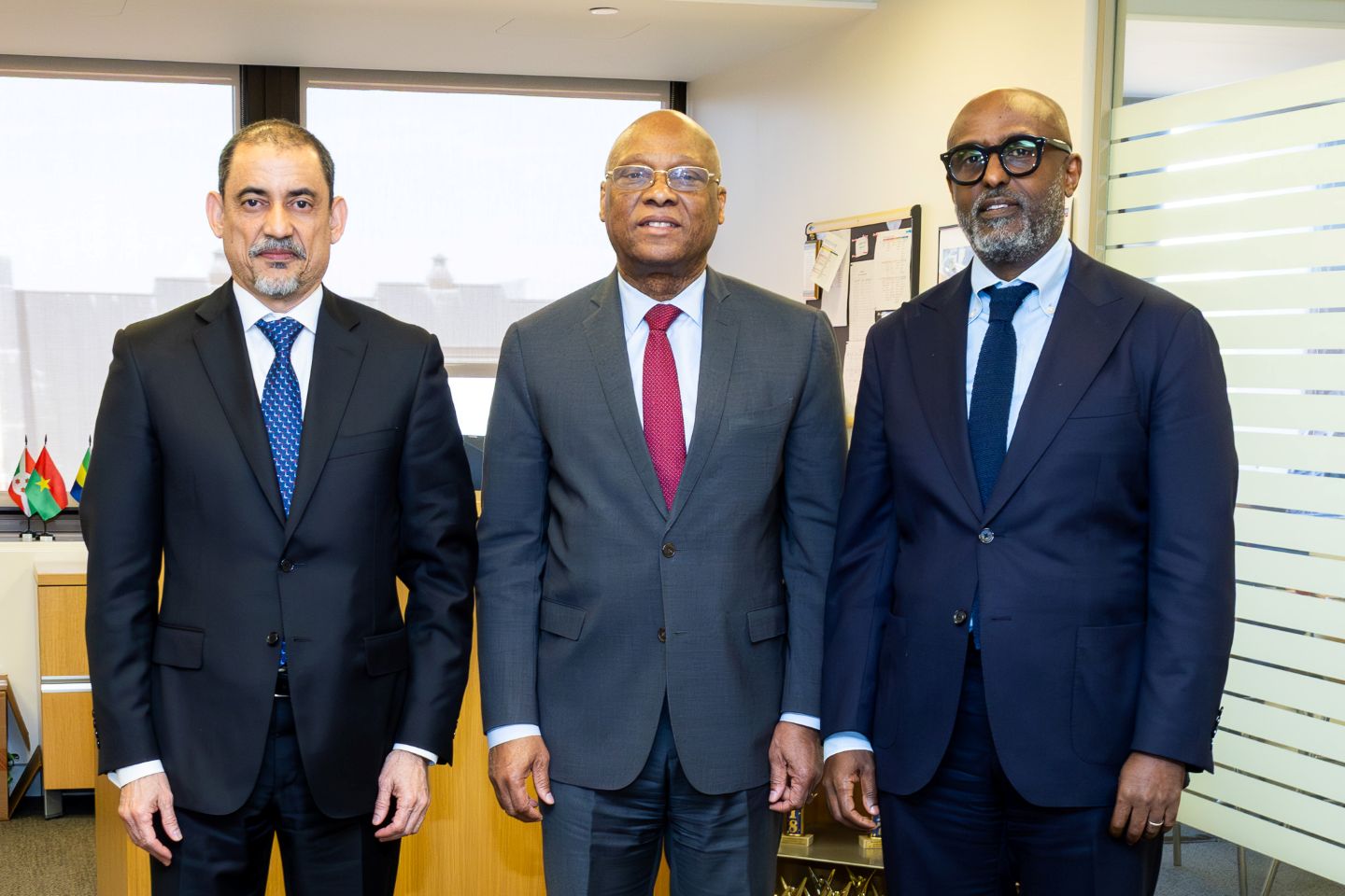 En marge des Réunions de printemps 2026 des Institutions de Bretton Woods, le Gouverneur de la Banque Centrale des Etats de l’Afrique de l’Ouest (BCEAO), Monsieur Jean-Claude Kassi Brou, s’est entretenu, le samedi 18 avril 2026 à Washington D.C., avec Monsieur Aemro Abebe SELASSIE, Directeur sortant du Département Afrique du Fonds Monétaire International (FMI), en présence de Monsieur Zeine ZEIDANE, nouveau Directeur du Département Afrique. Cette rencontre a permis au Directeur sortant de présenter le Gouverneur de la BCEAO et de saluer l'excellence des relations étroites entre son Département et la BCEAO. Monsieur le Gouverneur n’a pas manqué de mettre en exergue l’importance de la coopération entre la BCEAO et le Département Afrique du FMI, et a saisi cette occasion pour réitérer son souhait de voir se poursuivre et se renforcer cette coopération avec le nouveau Directeur du Département, en vue d’accompagner les Etats membres de l’Union dans la mise en œuvre de politiques économiques appropriées.