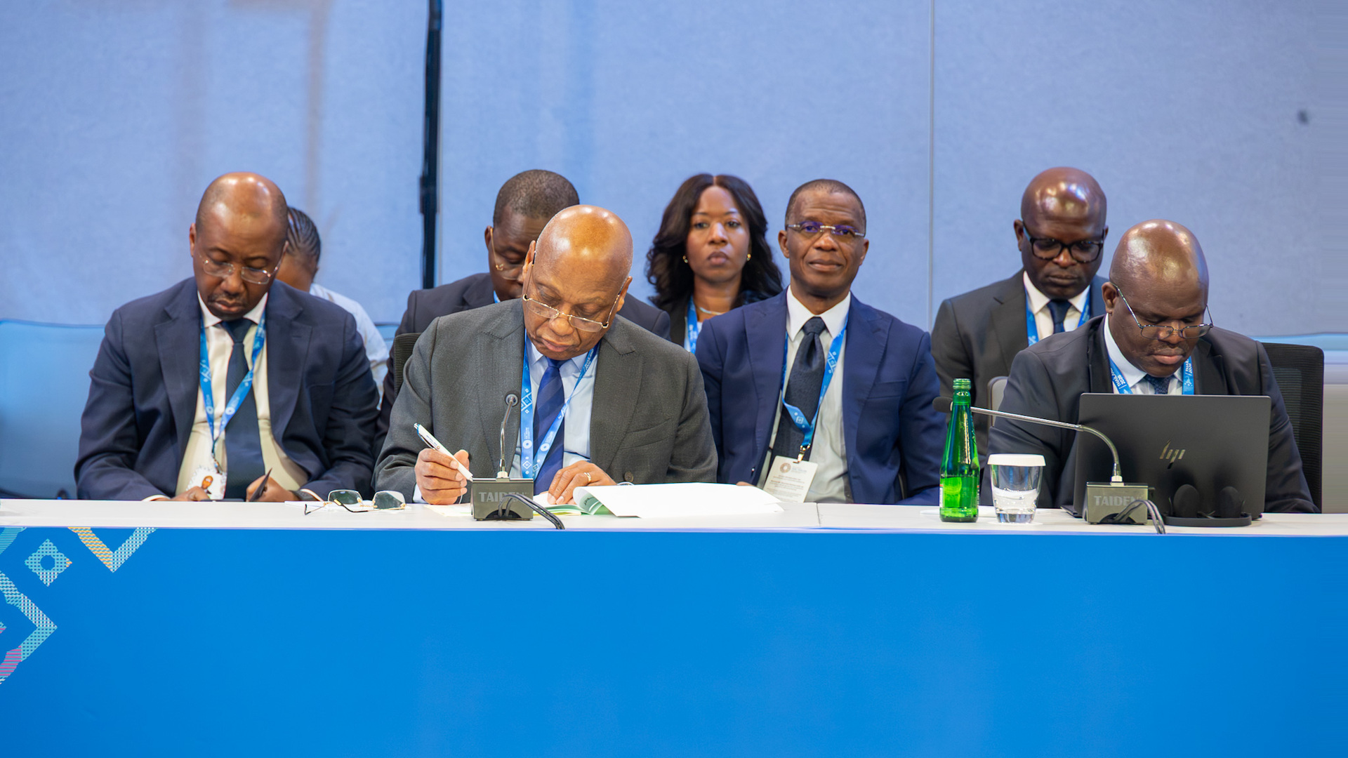 Le Gouverneur Jean-Claude Kassi Brou entouré de la délégation de la BCEAO, lors de sa participation à la rencontre de haut niveau consacrée à l’avenir des paiements numériques en Afrique subsaharienne