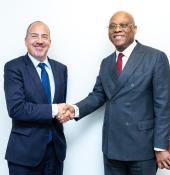 Poignée de main entre le Gouverneur de la BCEAO (à droite) et le Gouverneur de la Banque du Portugal